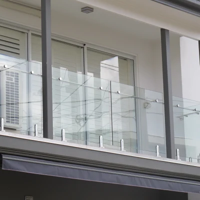 Наружные безрамные стеклянные перила, стеклянная балюстрада U-образного профиля для балкона